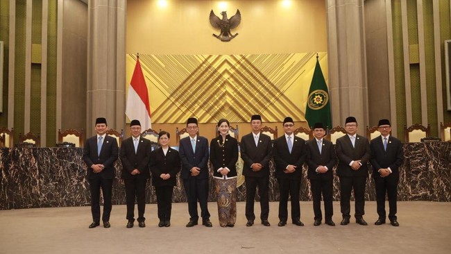 Dalam keputusan tersebut, tujuh anggota Dewan Komisioner OJK diangkat dan mulai menjabat sejak pengucapan sumpah atau janji jabatan.