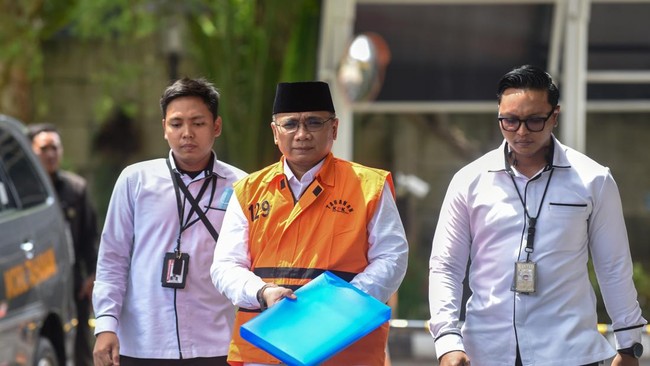 Tersangka kasus dugaan korupsi Yaqut Cholil Qoumas berjalan menuju ruang pemeriksaan di Gedung Merah Putih KPK, Jakarta, Rabu (25/3/2026). Mantan Menteri Agama periode 2020-2024 itu diperiksa dalam kasus dugaan korupsi kuota haji dan penyelenggaraan 