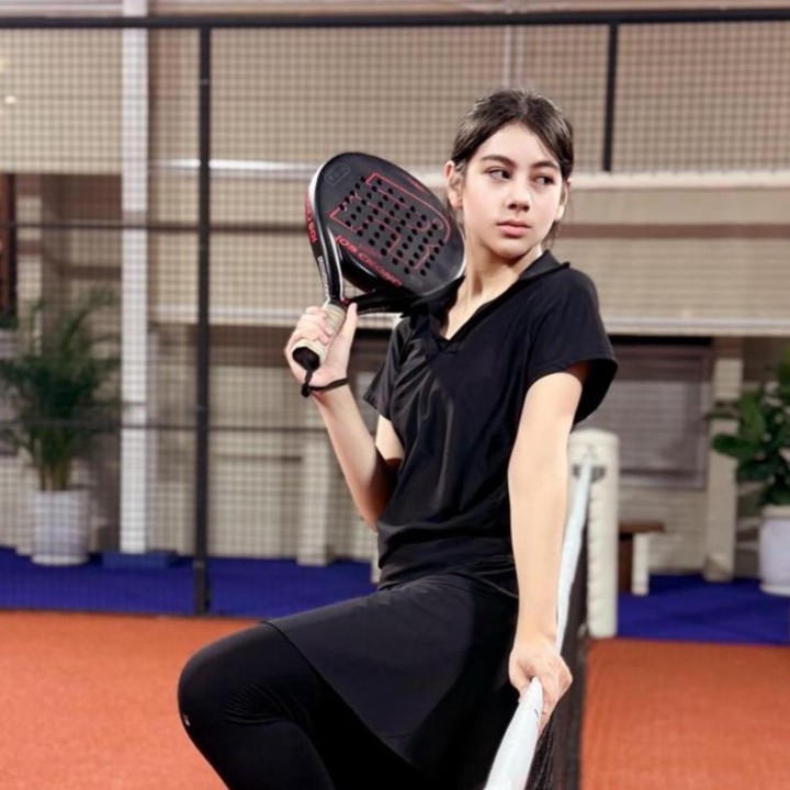<p>Pada kesempatan yang sama, gadis blasteran Turki ini terlihat berpose <em>slay</em> sambil memegang raket padel dengan penuh percaya diri. Tidak heran kalau banyak netizen yang memuji kecantikan Elif, Bunda. (Foto: Instagram @siti_perk)</p>