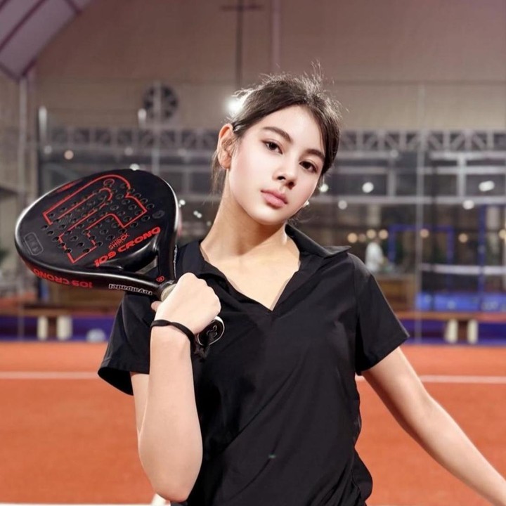 <p>Belum lama ini, Siti membagikan momen ketika Elif sedang bermain padel. Tak hanya sekadar membagikan foto, ia pun menyelipkan wejangan untuk sang putri. "Nak, jangan takut bermimpi besar. Dunia ini luas dan masa depanmu sangat panjang. Jadilah anak yang baik, rendah hati, dan selalu ingat bahwa ibu selalu percaya pada dirimu," ungkap Siti lewat unggahan di Instagram-nya. (Foto: Instagram @siti_perk)</p>
