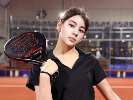 Cantiknya Elif Anak Siti KDI Blasteran Turki, Tampil Slay saat Main Padel