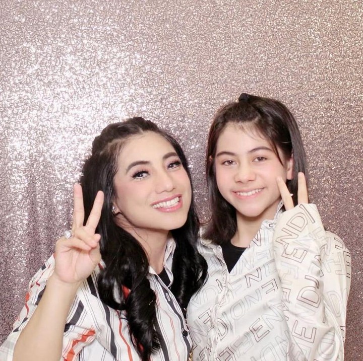 <p>Nama Siti Rahmawati atau yang lebih dikenal sebagai Siti KDI, bukanlah sosok asing di industri musik dangdut Tanah Air. Ia memiliki putri bernama Elif Kayla Perk dari pernikahannya dengan pria asal Turki, Cem Junet Perk. (Foto: Instagram @siti_perk)</p>