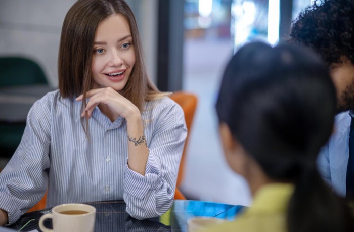 Orang dengan kepribadian kuat sering dipercaya karena sikapnya yang tenang. Mereka dianggap memiliki penilaian yang bijak./ Foto: freepik.com/zinkevych