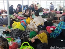 Arus Balik di Pelabuhan Parepare Membludak, Penumpang Tidur di Geladak Kapal