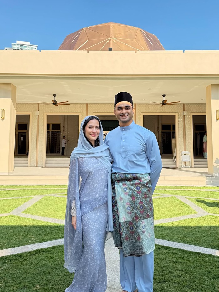 Pevita Pearce merayakan Lebaran hari pertama bersama suami dan keluarga. Rona biru pastel jadi pilihan&nbsp;yang menambah elegansi baju kurung yang membalutnya. / Foto: instagram.com/pevpearce