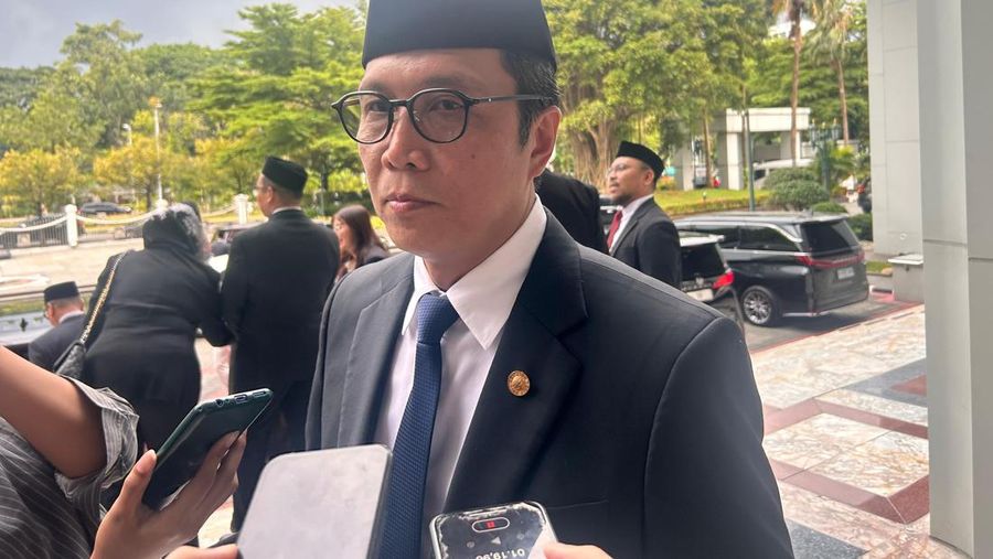 Pjs Direktur Utama Bursa Efek Indonesia Jeffrey Hendrik ditemui wartawan usai pengucapan sumpah jabatan dewan komisioner Otoritas Jasa Keuangan di Mahkamah Agung, Rabu (25/3/2026). (Dok. Zefanya Aprilia)