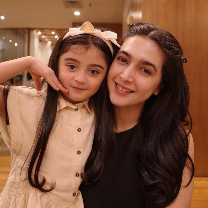 <p>Salah satunya datang dari akun Instagram <em>@ris****</em> yang mengatakan, "Ihh mirip banget kalian berdua,". "Pinang dibelah dua. Lebih mirip dari anaknya Nabila sendiri," kata <em>@put****</em>. "Kembar ini mah, cantik sekali," tambah<em> @jan****.</em> (Foto: Instagram @guzelimalisyakieb)</p>