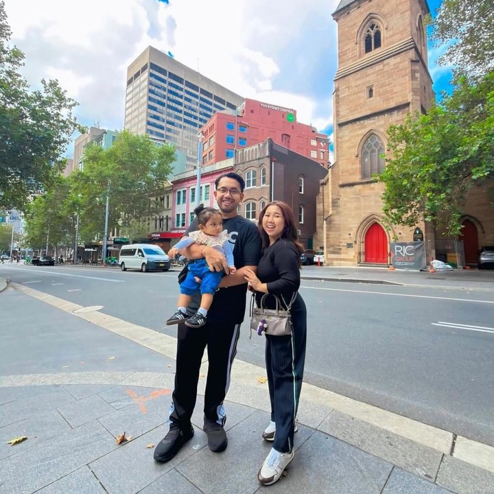<p>Setelah merayakan Lebaran pertamanya di Indonesia, artis sekaligus komika Kiky Saputri kini tengah berlibur ke Australia bersama sang suami, Muhammad Khairi, dan putrinya, Kayesha Nadha Khairi atau akrab disapa Kayya. Selama liburan, Kayya tampak begitu bahagia menikmati suasana di Sydney. Ia bahkan sempat menyaksikan pertunjukan kembang api lho, Bunda. "<em>Masya Allah TabarakAllah</em>. 2026, Australia," tulis Kiky melalui Instagram-nya. (Foto: Instagram @kikysaputrii)</p>