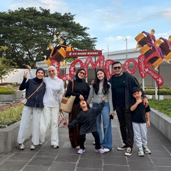 <p>Setelah Hari Raya Idul Fitri berlalu, banyak orang memanfaatkan sisa libur Lebaran untuk berkumpul dan menikmati waktu bersama keluarga. Biasanya momen ini diisi dengan liburan singkat atau<em> quality time</em> sebelum kembali ke rutinitas. Salah satunya artis Irish Bella yang membagikan momen liburannya ke Lombok. Ia terlihat pergi bersama sang suami, Haldy Sabri, ibunda tercinta, serta dua anak kandungnya, Air Rumi Akbar dan Amala Puti Sabai Akbar. Tak ketinggalan, dua anak sambung Irish, Hassya dan Syifa, juga ikut meramaikan liburan kali ini. (Foto: Instagram @_irishbella_)</p>