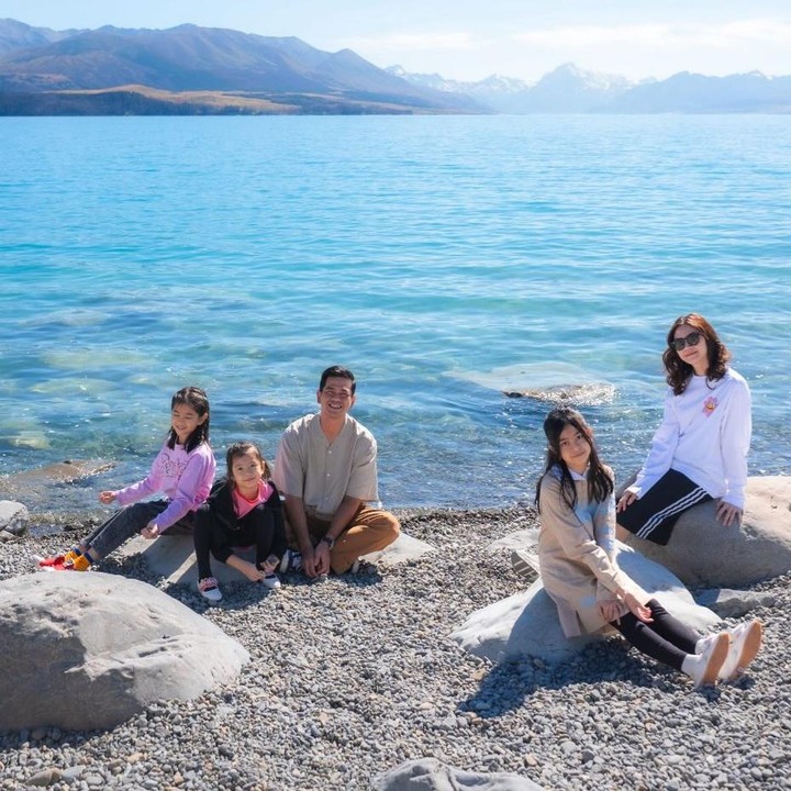 <p>Menghabiskan waktu libur setelah Lebaran, presenter Surya Insomnia bersama sang istri, Tyara Renata, mengajak ketiga anak mereka untuk menikmati keindahan alam di Selandia Baru. Dalam salah satu foto, keluarga ini tampak kompak berpose di Lake Pukaki dengan latar pemandangan danau yang indah. Lewat unggahan di Instagram, Tyara mengungkap bahwa mereka pernah mengabadikan foto di tempat yang sama pada tahun 2019. &ldquo;Lake Pukaki, 2026. Formasi 2019 sebenarnya sudah berlima, tapi adek belum keliatan karena masih di dalam<em> tummy</em> Mama,&rdquo; tulisnya. (Foto: Instagram @suryainsomnia)</p>