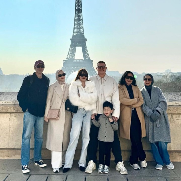 <p>Pada hari kedua Lebaran, keluarga Gilang Dirga dan Adiezty Fersa tengah menikmati liburan ke Paris. Dalam momen tersebut, Gilang turut mengajak putra semata wayangnya, Gin Dirga, serta keluarga tercinta. Pria berusia 36 tahun itu bercerita bahwa ia dan keluarga memilih pergi sejenak untuk menenangkan diri setelah kepergian sang Ayah tercinta. "Lebaran #<em>day2</em>. Tahun ini jadi lebaran yang berbeda karena pertama kalinya tanpa Papa, dan jujur kita belum siap merayakan di rumah tanpa beliau. Jadi kita memilih pergi dulu&hellip; mencari ruang untuk menerima, sambil tetap membawa beliau di hati. Al Fatihah. Minal aidin walfaidzin, mohon maaf lahir dan batin ya semua," ungkap Gilang. (Foto: Instagram @gilangdirga)</p>