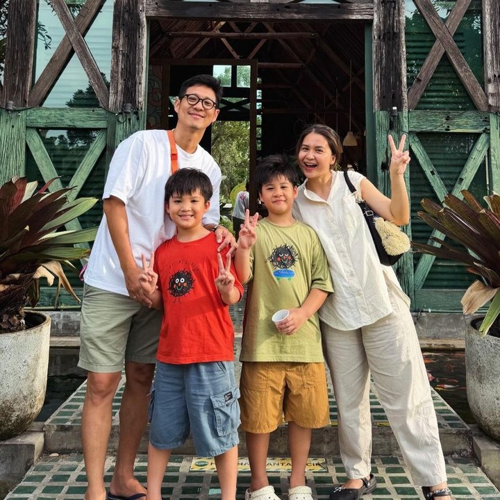 <p>Kedua anak Putri Titian dan Junior Liem, yaitu Theodore Iori Liem dan Mykah Iago Liem, turut menghabiskan libur Lebaran bersama keluarga. Putri pun mengajak anak-anaknya untuk berlibur ke Yogyakarta. Di sana, mereka menikmati berbagai kegiatan seru, mulai dari berenang hingga menikmati pemandangan sawah yang indah. (Foto: Instagram @putrititian)</p>