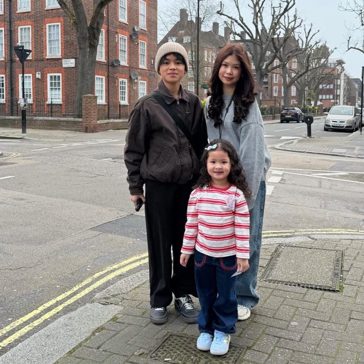 <p>Wendi Cagur dan keluarga juga mengunggah momen saat liburan ke Inggris. Melalui unggahan di Instagram Stories, ketiga anaknya, Audie, Aditya, dan Aiko, tampak antusias mengabadikan momen saat berpose di sekitar Shambles Market, York, dengan latar suasana khas kota tua yang ikonik. (Foto: Instagram @wendicagur)</p>