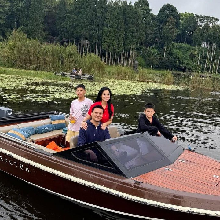 <p>Liburan memang paling menyenangkan jika dihabiskan dengan menikmati pemandangan alam yang indah. Hal ini juga dilakukan oleh keluarga Titi Kamal dan Christian Sugiono yang baru-baru ini terlihat berlibur ke villa pribadi mereka di Bedugul. Titi mengajak kedua putranya, Arjuna dan Kai, untuk menikmati suasana di penginapan yang diberi nama Sanctua. Dalam foto ini, mereka terlihat menaiki perahu sambil mengelilingi danau yang indah. (Foto: Instagram @titi_kamall)</p>