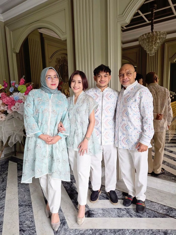 Prilly Latuconsina dan keluarga mengenakan outfit bernuansa pastel saat Lebaran 2026. Meski dalam motif dan desain yang berbeda, look disatukan dengan padu padan celana putih yang netral&nbsp;sehingga&nbsp;berkesan elegan/ Foto: instagram.com/prillylatuconsina96