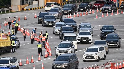 Petugas mengatur arus lalu lintas kendaraan yang melintas di Gerbang Tol Cikampek Utama, Karawang, Jawa Barat, Selasa (24/3/2026). Menteri Perhubungan Dudy Purwagandhi memprediksi sekitar 283 ribu uni
