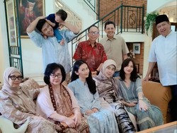 Momen Sheila Dara Lebaran Bareng Keluarga Vidi Aldiano, Pakai Kaftan Biru