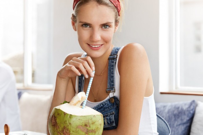 Air kelapa mengandung berbagai nutrisi penting seperti kalium dan magnesium. Kandungannya membuat minuman ini baik untuk hidrasi tubuh./ Foto: freepik.com/wayhomestudio