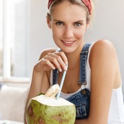 4 Manfaat Minum Air Kelapa saat Cuaca Panas 