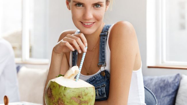Manfaat Minum Air Kelapa saat Cuaca Panas