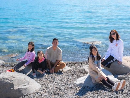 Surya Insomnia & Keluarga Liburan ke Selandia Baru, Road Trip hingga Nikmati Pemandangan Indah