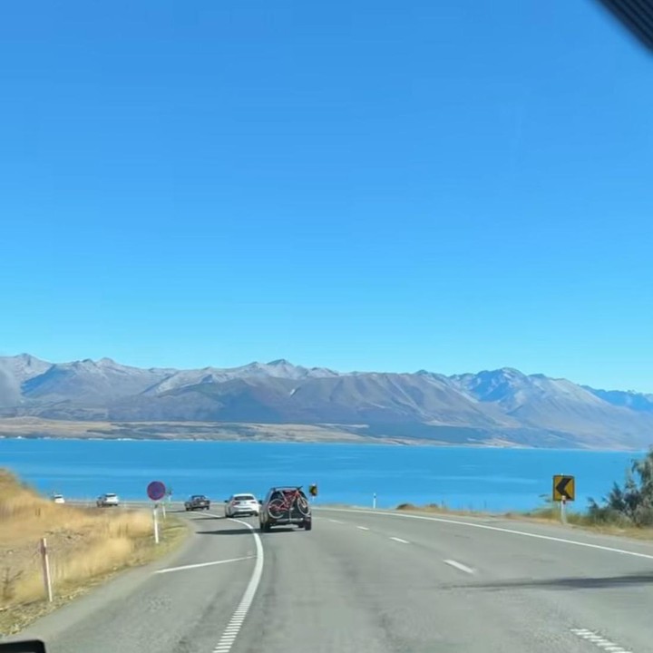 <p>Surya dan keluarga tampak begitu menikmati setiap momen perjalanan mereka, Bunda. "Selalu menyenangkan <em>road trip</em> di sini. Hari pertama selesai..masih banyak lagi yang harus dilalui. <em>Let's go</em>!" tulis Surya melalui unggahan di Instagram. (Foto: Instagram @tyararenata)</p>