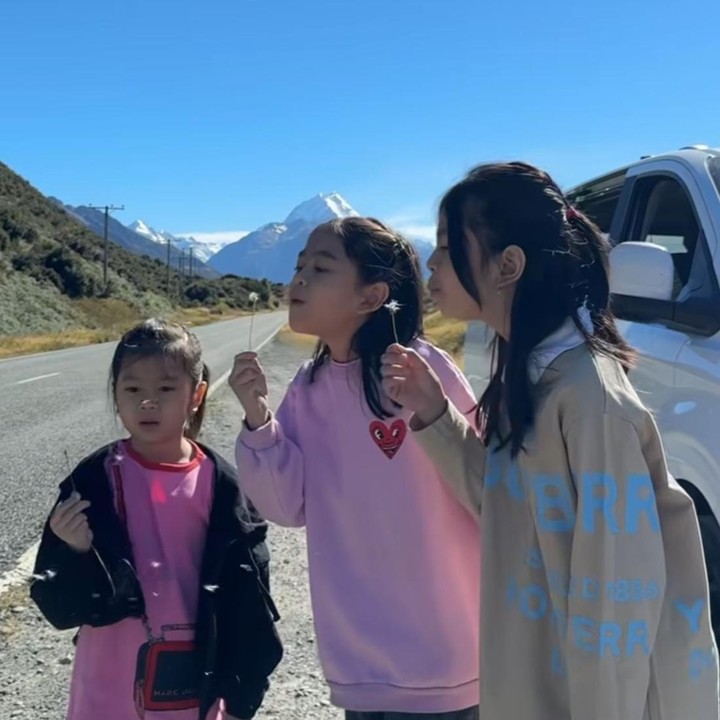 <p>Setelah melewati perjalanan yang cukup panjang, mereka pun menyempatkan diri untuk mengabadikan momen di tengah perjalanan. Dalam foto ini, terlihat ketiga anak Surya berpose dengan latar pemandangan gunung yang indah. (Foto: Instagram @tyararenata)</p>