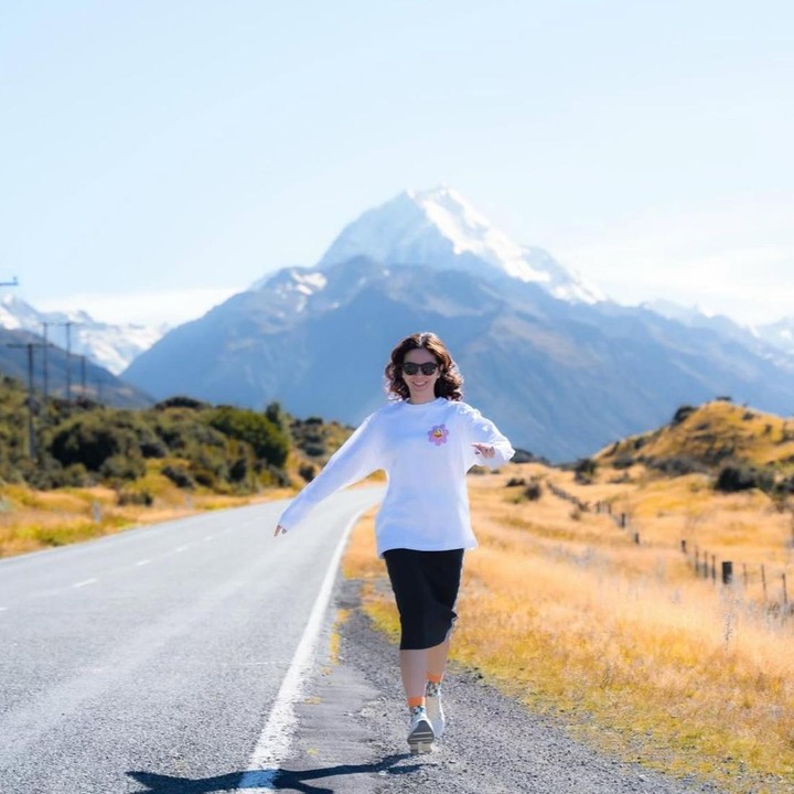 <p>Melihat dari momen lainnya, terlihat istri Surya, Tyara, berpose dengan memperlihatkan keindahan alam yang begitu memanjakan mata. "Hari pertama. Danau Tekapo - Danau Pukaki - Gunung Cook," ungkap Tyara lewat Instagram-nya. (Foto: Instagram @tyararenata)</p>