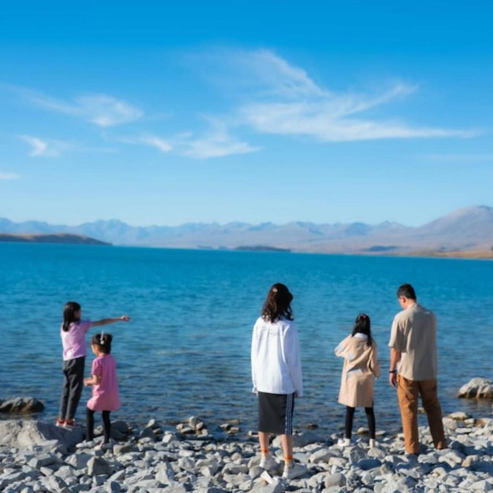 <p>Pada kesempatan yang sama, Surya dan keluarga terlihat mengabadikan momen dengan latar pemandangan danau yang dikelilingi pegunungan yang menenangkan. Dalam foto ini, mereka terlihat berpose <em>candid</em> sambil menikmati suasana alam yang begitu indah. (Foto: Instagram @tyararenata)</p>