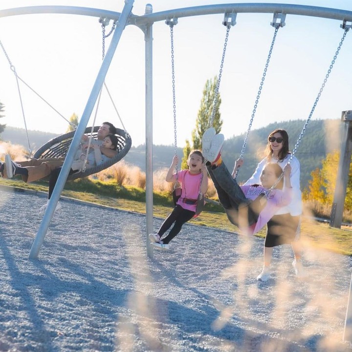 <p>Liburan kali ini terasa begitu spesial bagi Surya Insomnia. Bagaimana tidak, ia tampak menikmati setiap momen kebersamaan selama liburan bersama keluarga tercinta. Seperti pada foto ini, mereka terlihat kompak berpose di ayunan dengan wajah yang bahagia. (Foto: Instagram @tyararenata)</p>