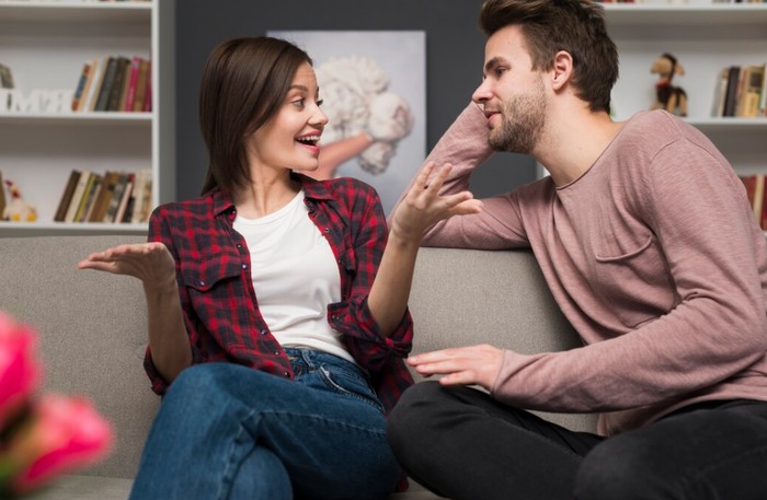 Tanda orang yang benar-benar mencintai dengan tulus. Dia senang mendengar ocehanmu/Foto: freepik.com/freepik