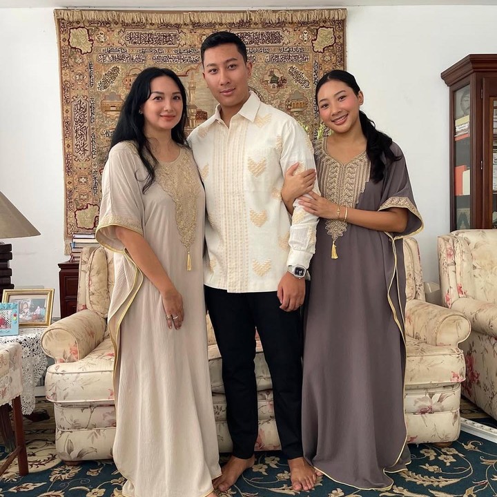 <p>Seperti yang diketahui, sebelumnya Tata pernah menikah dengan Tommy Soeharto dan berpisah pada 2006. Dari pernikahan ini, mereka dikaruniai dua anak, yakni Dharma Mangkuluhur dan Gayanti Hutami. Sang putra, Dharma baru saja menikah dengan Patricia Schuldtz pada Januari lalu, Bunda.&nbsp;(Foto: Instagram @darmamh)</p>