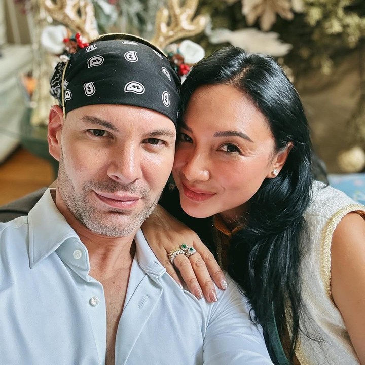 <p>Pasangannya, Bobby Tonelli, baru-baru ini membagikan sejumlah momen Lebaran di akun Instagram pribadi. Dalam unggahan tersebut, Tata tampak bersama kedua anak serta menantunya.&nbsp;(Foto: Instagram @btonelli)</p>