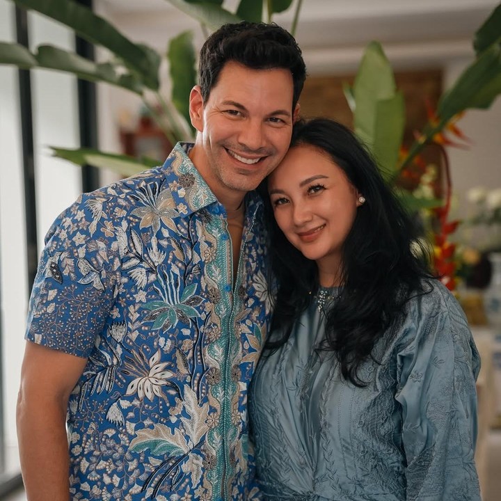 <p>Ia pun mengungkap kata-kata menyentuh tentang Lebaran bersama keluarga. &ldquo;Lebaran di Indonesia adalah tentang mengenakan pakaian baru, menghabiskan waktu berkualitas bersama keluarga, makan sepuasnya, dan menikmati setiap momennya,&rdquo; tulis Bobby, dikutip dari laman Instagram <em>@btonelli,</em> Rabu (25/3/2026).&nbsp;(Foto: Instagram @btonelli)</p>