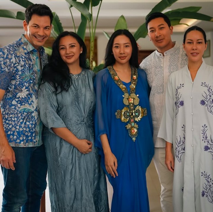 <p>Meski berbeda model dan motif, keluarga yang satu ini tampil kompak mengenakan busana muslim dengan sentuhan warna biru dan putih. Kelimanya tampil menawan, bukan, Bunda?&nbsp;(Foto: Instagram @btonelli)</p>