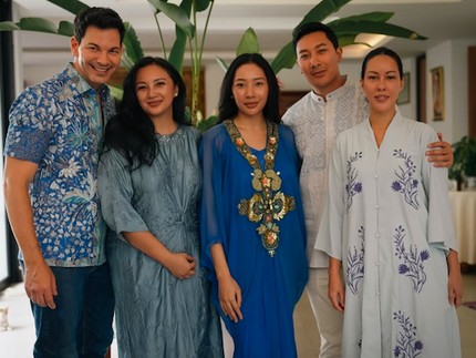 Potret Tata Cahyani Lebaran Bareng Keluarga dan Menantu