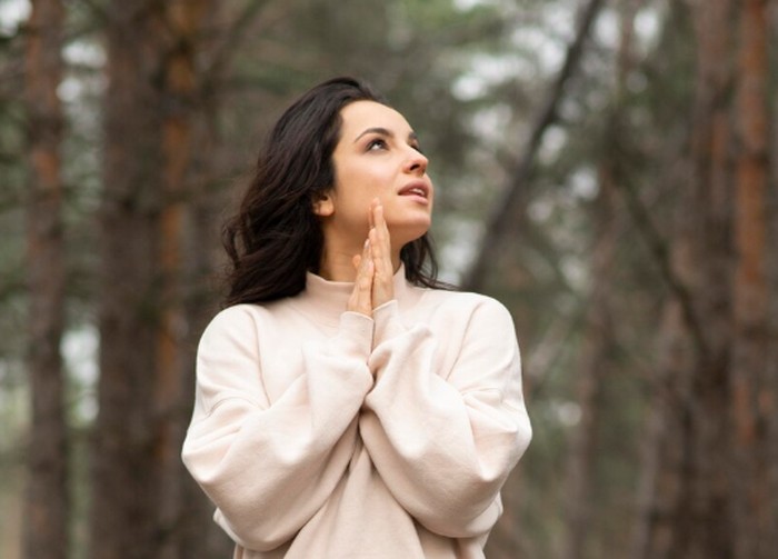 Salah satu tanda kepribadian kuat adalah tetap tenang dalam situasi sulit. Menurut ahli, kestabilan emosi membuat seseorang jadi panutan./ Foto: freepik.com