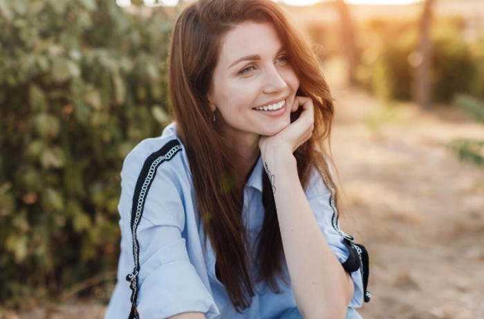 Orang dengan kepribadian kuat tidak haus validasi. Mereka percaya diri tanpa perlu pengakuan dari orang lain./ Foto: freepik.com/Holiak