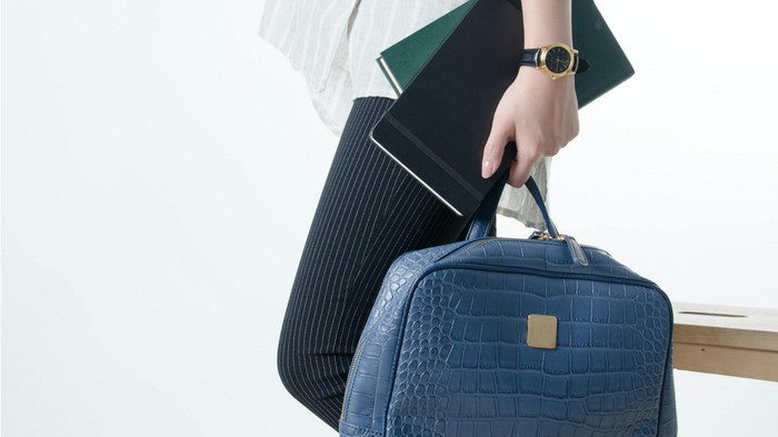 Anti Mengelupas! Ini 4 Cara Merawat Kulit Sintetis Biar Tetap Awet dan Mulus