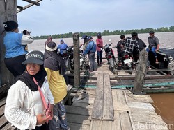 Momen Warga Katingan Libur Lebaran ke Pantai Naik Perahu