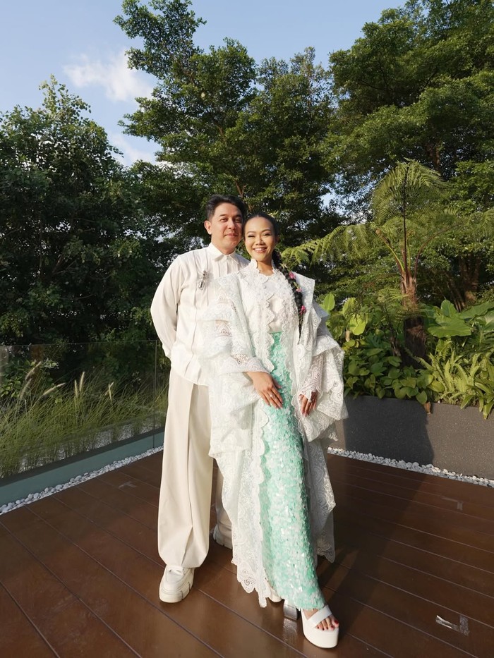 Warna putih yang sarat suasana Idulfitri jadi pilihan Yura Yunita dan Donne Maula. Busana dari Lace by Artkea itu turut menggabungkan rok panjang yang sleek dengan detail manik-manik hijau yang jadi pusat perhatian / Foto: instagram.com/yurayunita