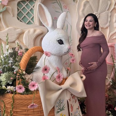 Bumil Glowing, 7 Potret Alyssa Daguise Pakai Skincare di Wajah & Baby Bump