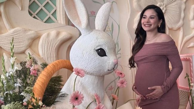 Bumil Glowing, 7 Potret Alyssa Daguise Pakai Skincare di Wajah dan Baby Bump