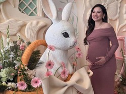 Bumil Glowing, 7 Potret Alyssa Daguise Pakai Skincare di Wajah & Baby Bump