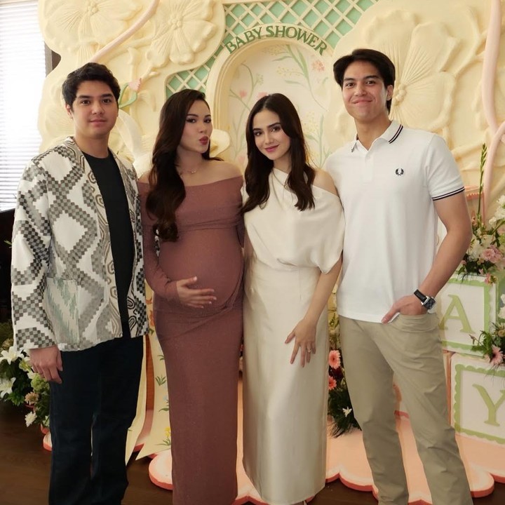 <p>Artis Alyssa Daguise sebentar lagi melahirkan anak pertamanya, Bunda. Jelang hari bahagia, Alyssa mengadakan acara <em>baby shower</em> sekaligus pesta ulang tahun untuk merayakan pertambahan usianya ke-28 pada 25 Maret 2026. Pesta ini dihadiri oleh keluarga serta teman dekat Alyssa dan suaminya Al Ghazali. (Foto: Instagram @alghazali7)</p>