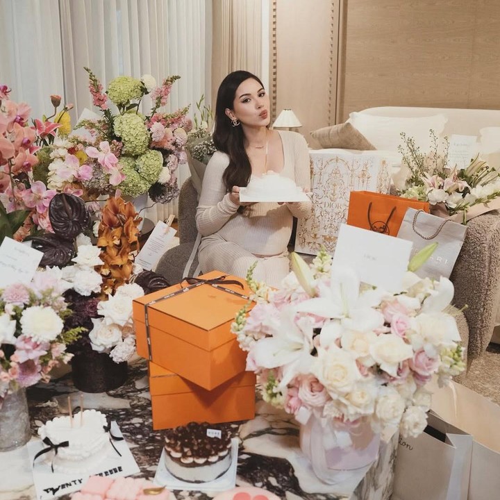 <p>Alyssa mengaku bersyukur karena bisa merayakan ulang dikelilingi orang terkasih. Alyssa menganggap hari ulang tahunnya ini menjadi lebih bermakna lantaran ia bakal melahirkan anak pertama yang berjenis kelamin perempuan. "Halo 28! Dikelilingi bunga, hadiah &amp; begitu banyak cinta. Ulang tahun ini terasa lebih bermakna dengan kehadiran putri kecilku yang akan segera tiba," tulisnya di Instagram. (Foto: Instagram @alyssadaguise)</p>