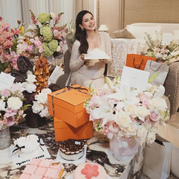 <p>Unggahan Alyssa ini turut dikomentari oleh ibundanya Risa Dewi dan ibu mertuanya Maia Estianty. Keduanya kompak mengucapkan selamat ulang tahun ke Alyssa. "Selamat ulang tahun cantik&hellip; love you @alyssadaguise," tulis Maia. "<em>MashaAllah</em> cantiknya <em>my baby girl,</em> <em>soon to be Mom</em> Mamalyssa <em>on her birthday </em>!!" ungkap Risa Dewi. (Foto: Instagram @alyssadaguise)</p>