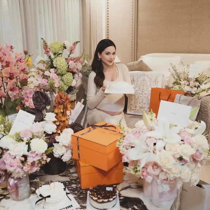 <p>Alyssa Daguise mengumumkan kehamilan pertamanya pada November 2025. Sejak membagikan kabar ini ke publik, Alyssa dan suaminya Al Ghazali kerap membagikan perjalanan kehamilan ini di media sosial. Sebelum mengadakan acara <em>baby shower,</em> Alyssaa dan suami menggelar acara mitoni atau tasyakuran tujuh bulan kehamilan. (Foto: Instagram @alyssadaguise)</p>