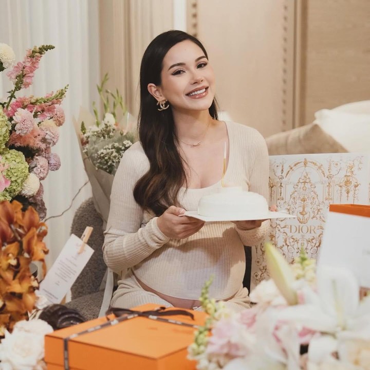 <p>Sebelum acara baby shower, Alyssa sempat mem-posting fotonya yang dikelilingi oleh bunga dan kado ulang tahun. Perempuan berdarah Prancis ini terlihat begitu bahagia saat berpose memamerkan kue ulang tahunnya. (Foto: Instagram @alyssadaguise)</p>