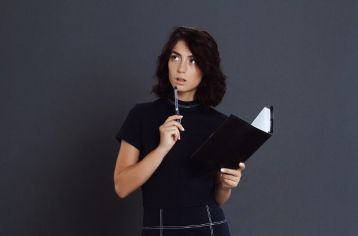 Aries suka tantangan dan misteri. Mereka tertarik membuktikan apakah teori konspirasi itu benar atau tidak./ Foto: freepik.com/cookie_studio